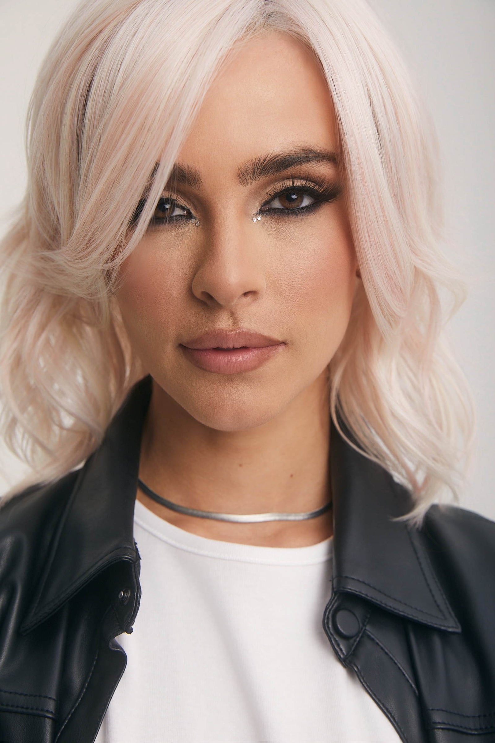 Dazzling Wavez by Rene Of Paris Heat Friendly Synthetic Wig – CHIQUEL